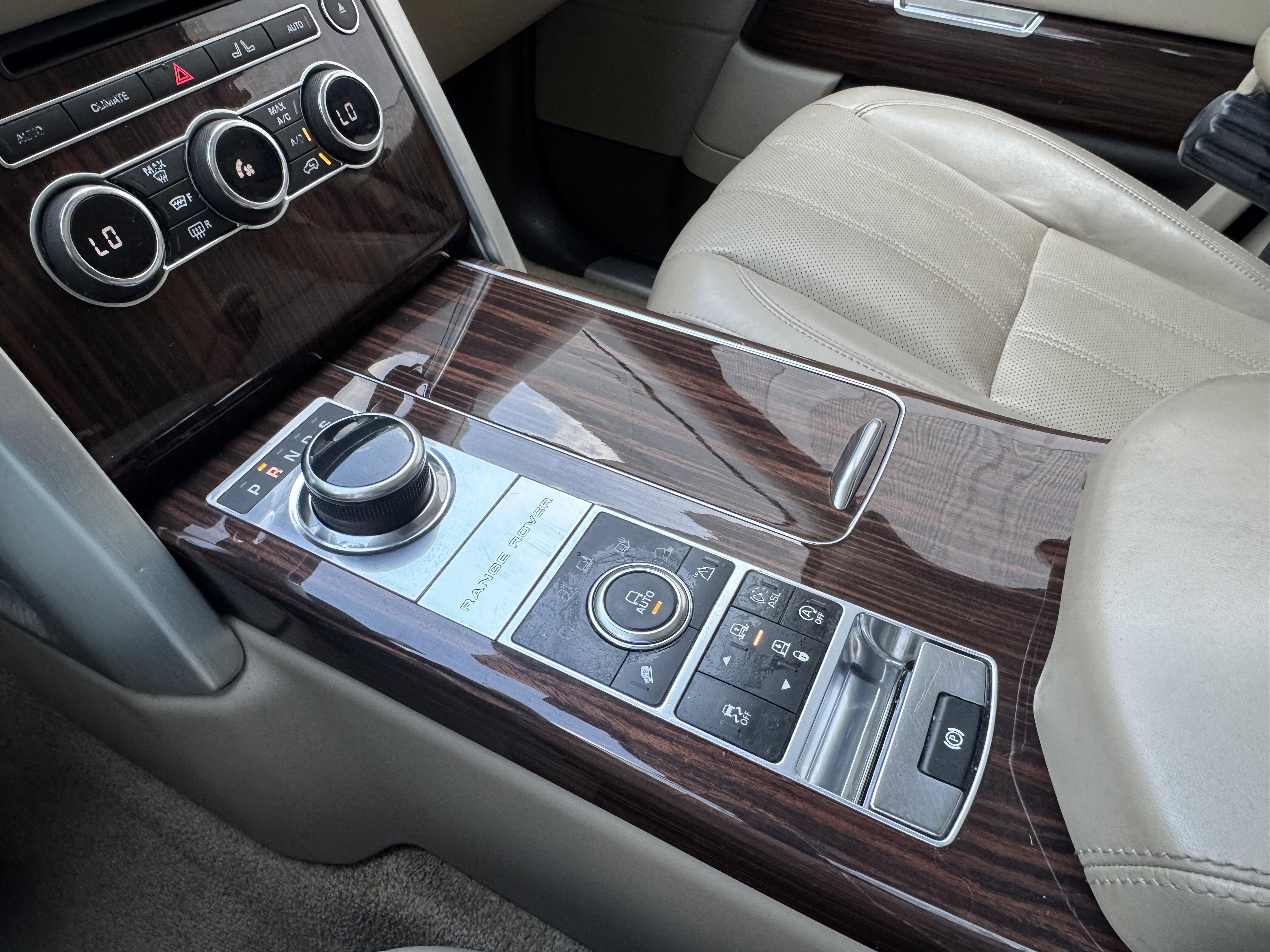 Used 2015 Land Rover Range Rover HSE image 4