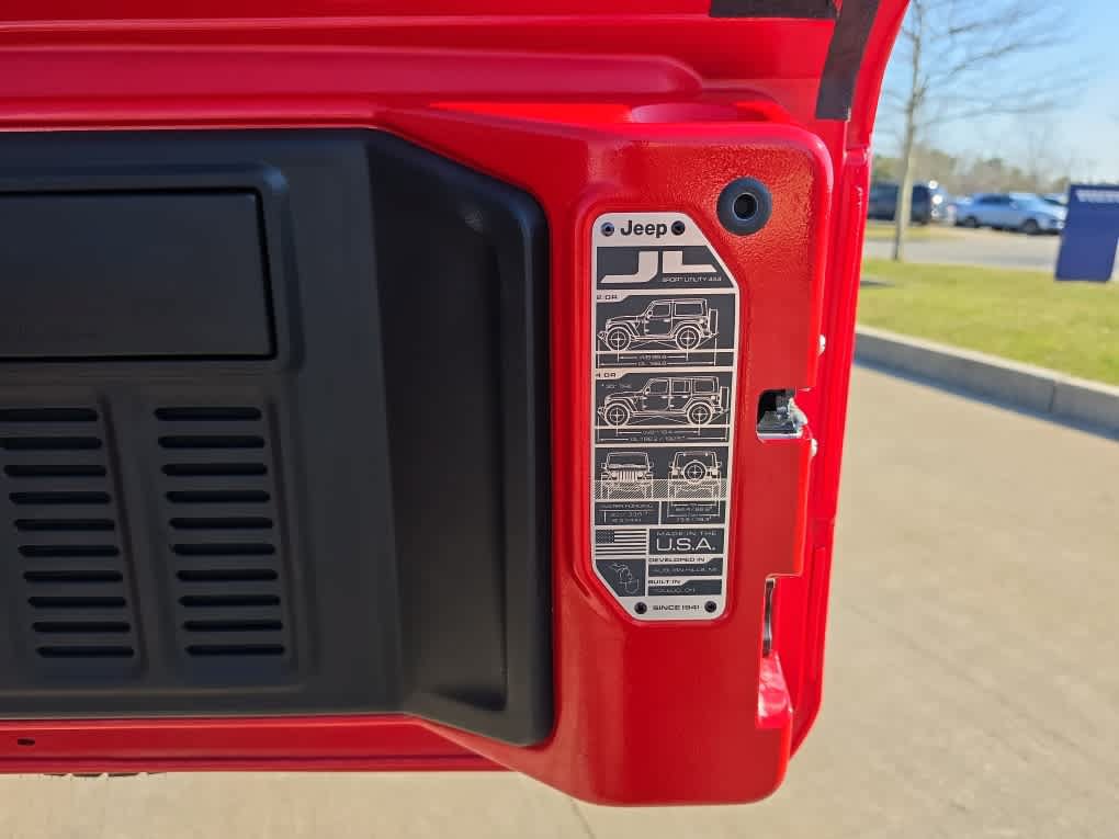 Used 2023 Jeep Wrangler Unlimited Sahara w/ Cold Weather Group AWD/4WD image 7