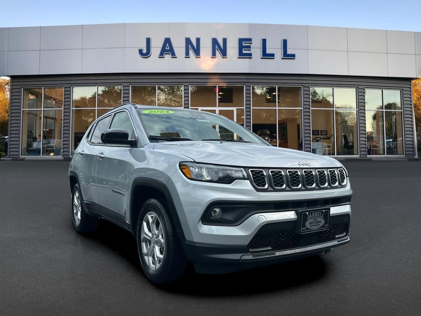 Used 2024 Jeep Compass Latitude w/ Convenience Group AWD/4WD image 3