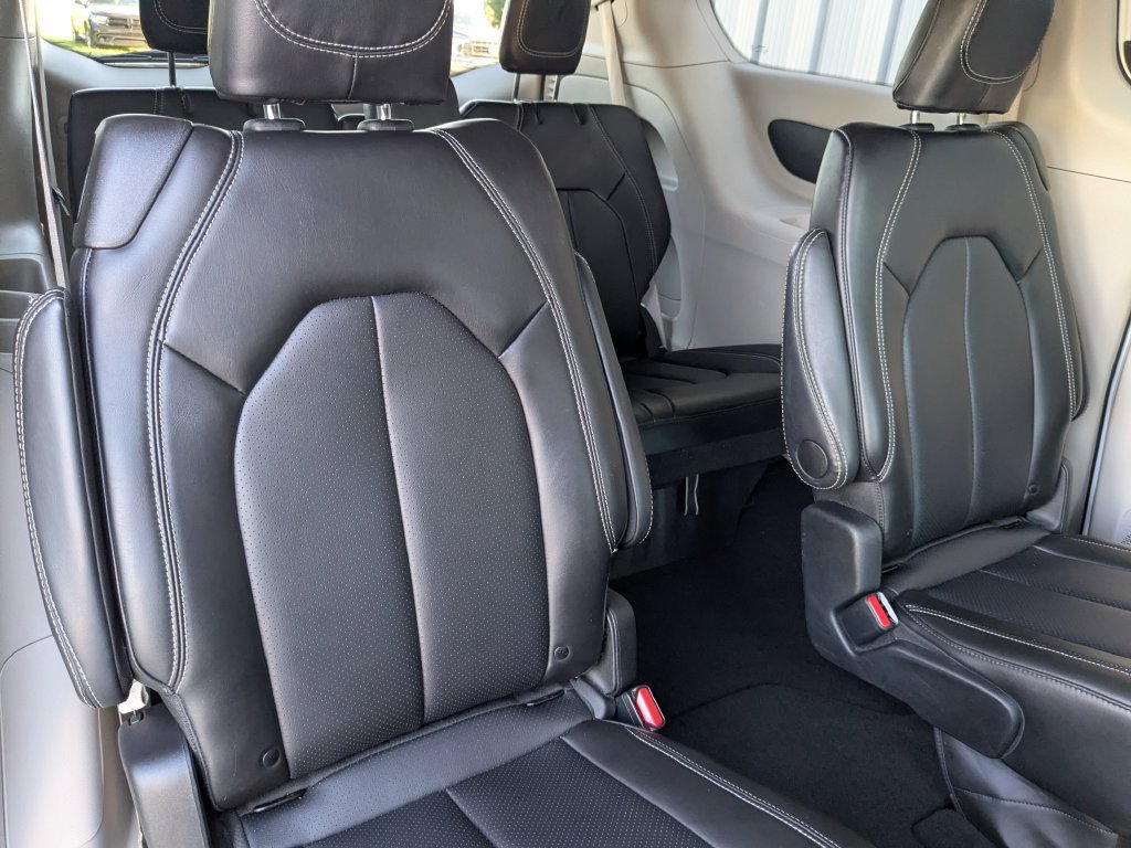 Used 2024 Chrysler Pacifica Touring-L FWD image 28