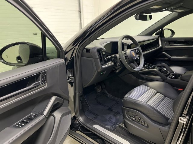 Used 2024 Porsche Cayenne Coupe image 28