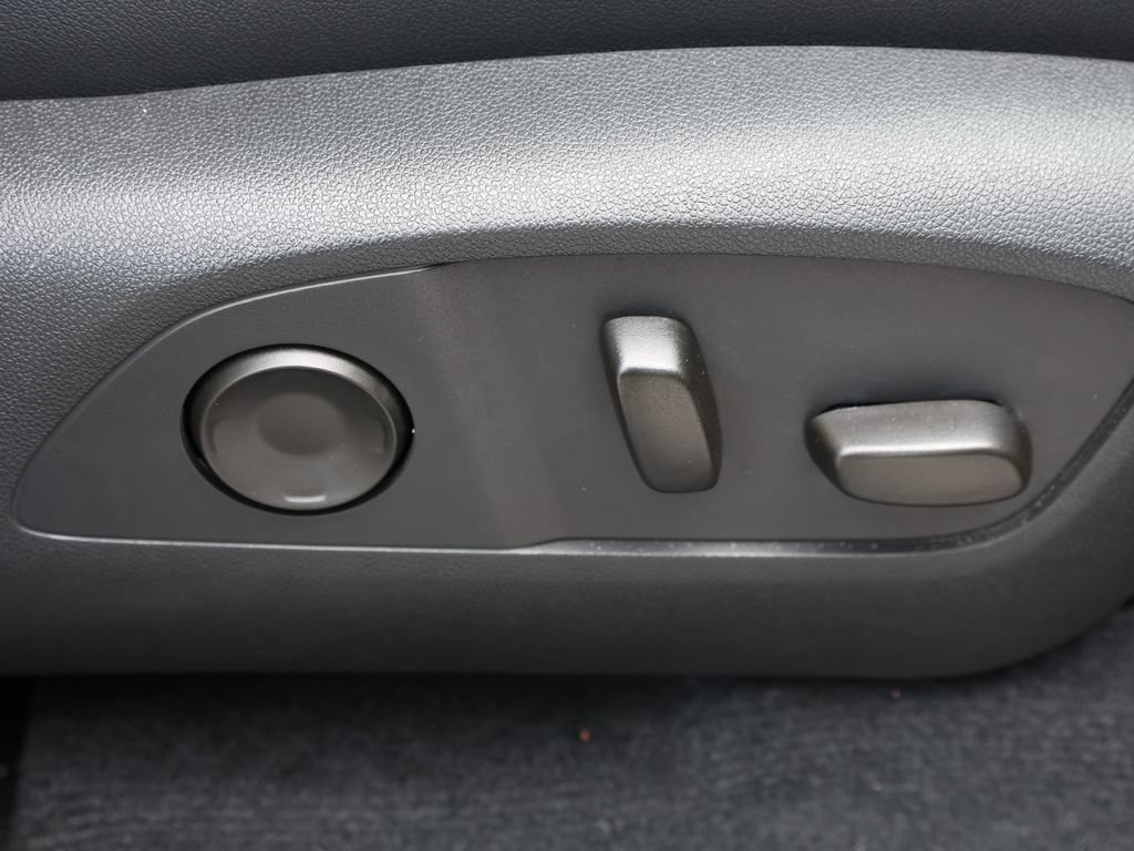 Used 2025 Chevrolet Traverse RS FWD image 26