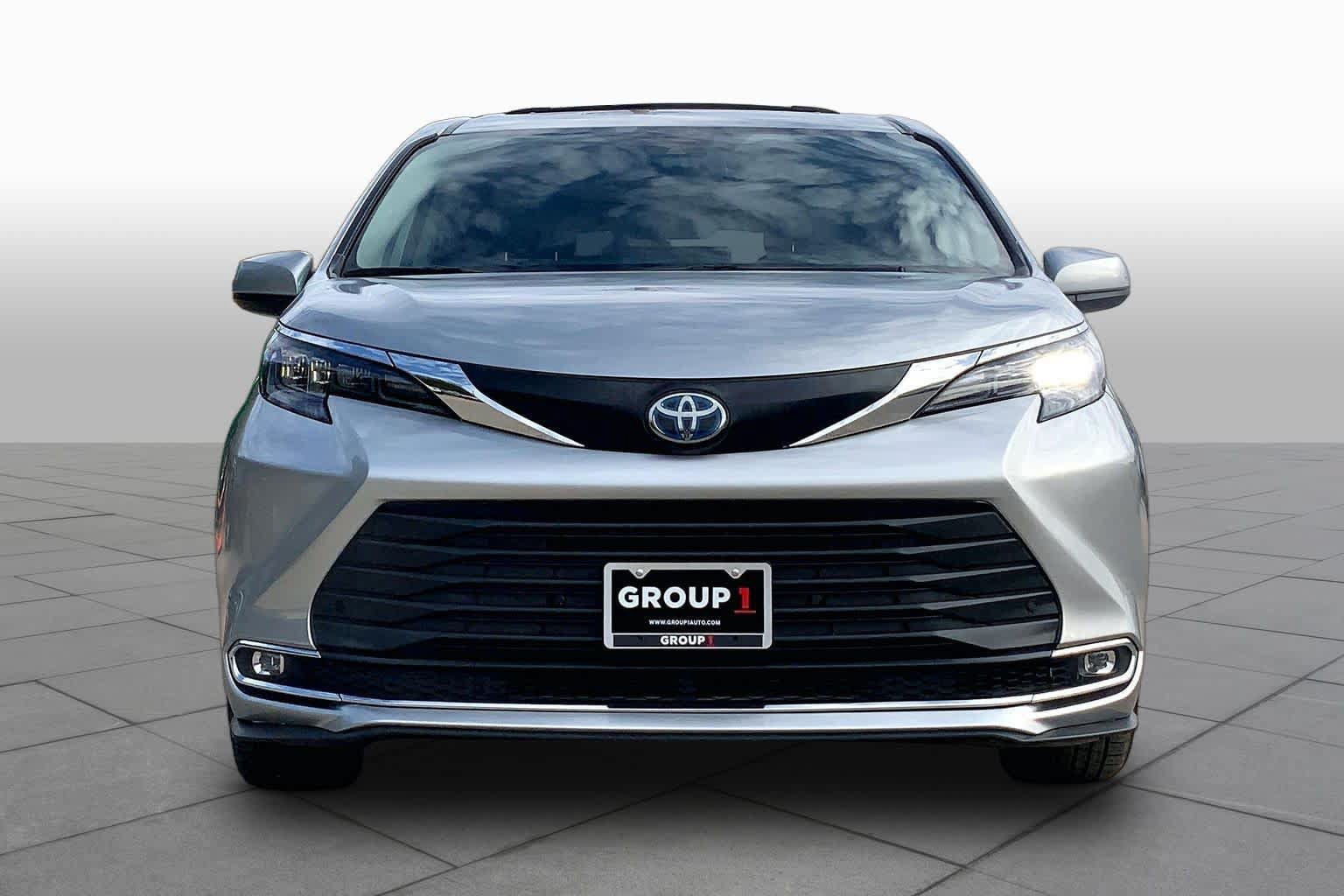 Used 2024 Toyota Sienna XLE FWD image 4