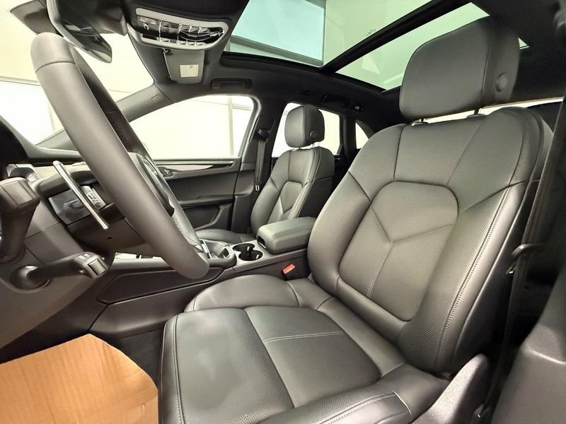 New 2026 Porsche Macan AWD/4WD image 5