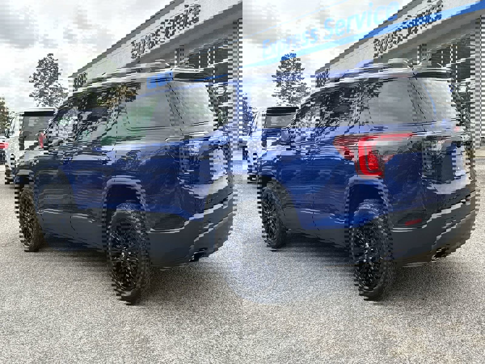 Certified 2023 GMC Acadia SLE w/ Driver Convenience Package image 8