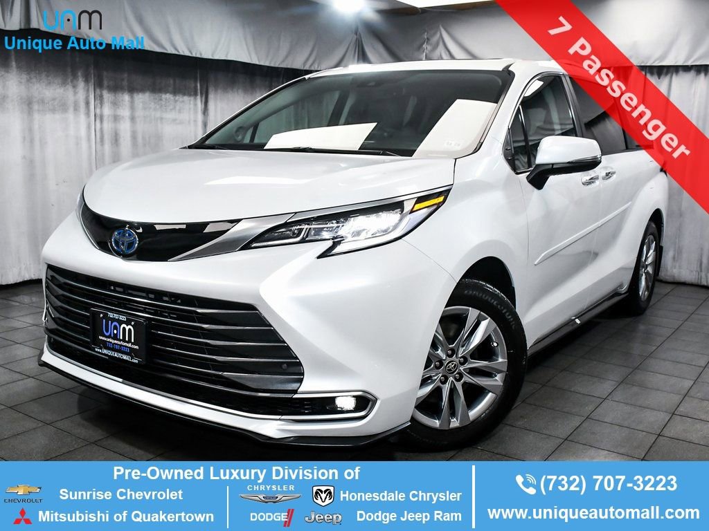 Used 2023 Toyota Sienna Limited image 1