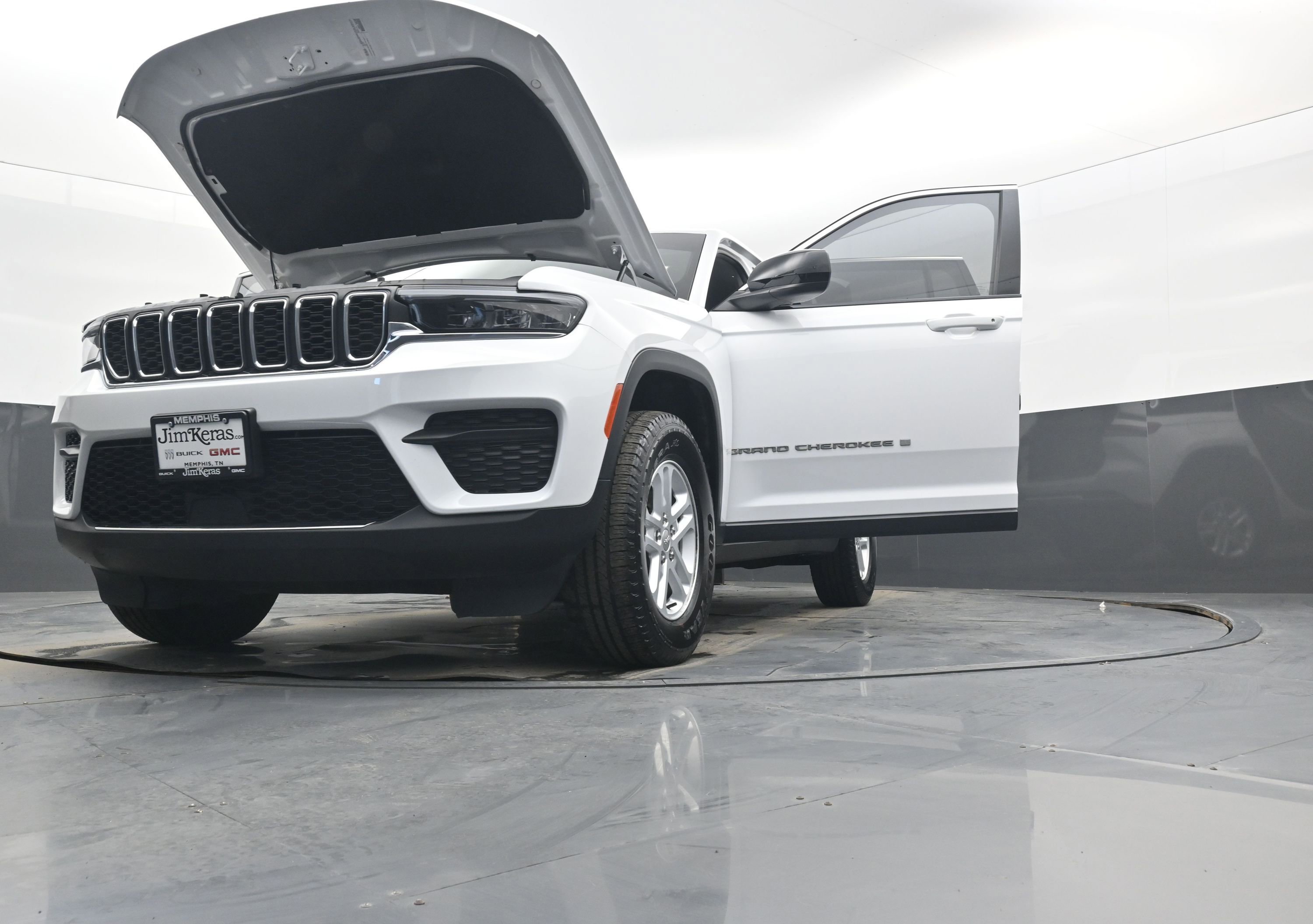 Used 2023 Jeep Grand Cherokee Laredo AWD/4WD image 40