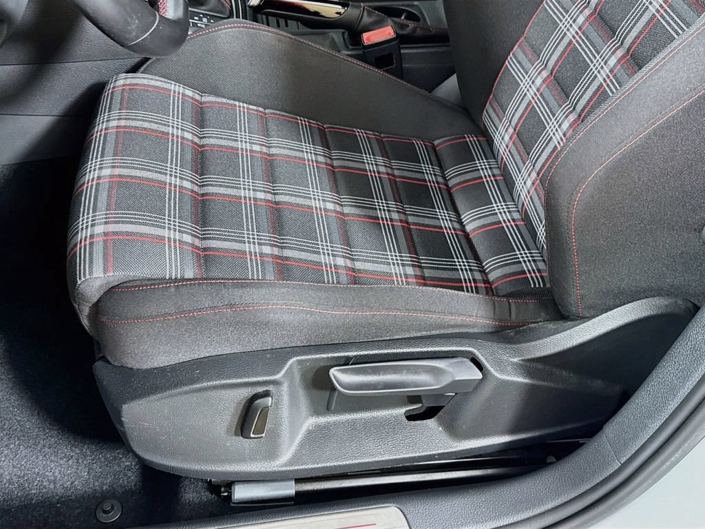 Used 2016 Volkswagen Golf 4-Door FWD image 23