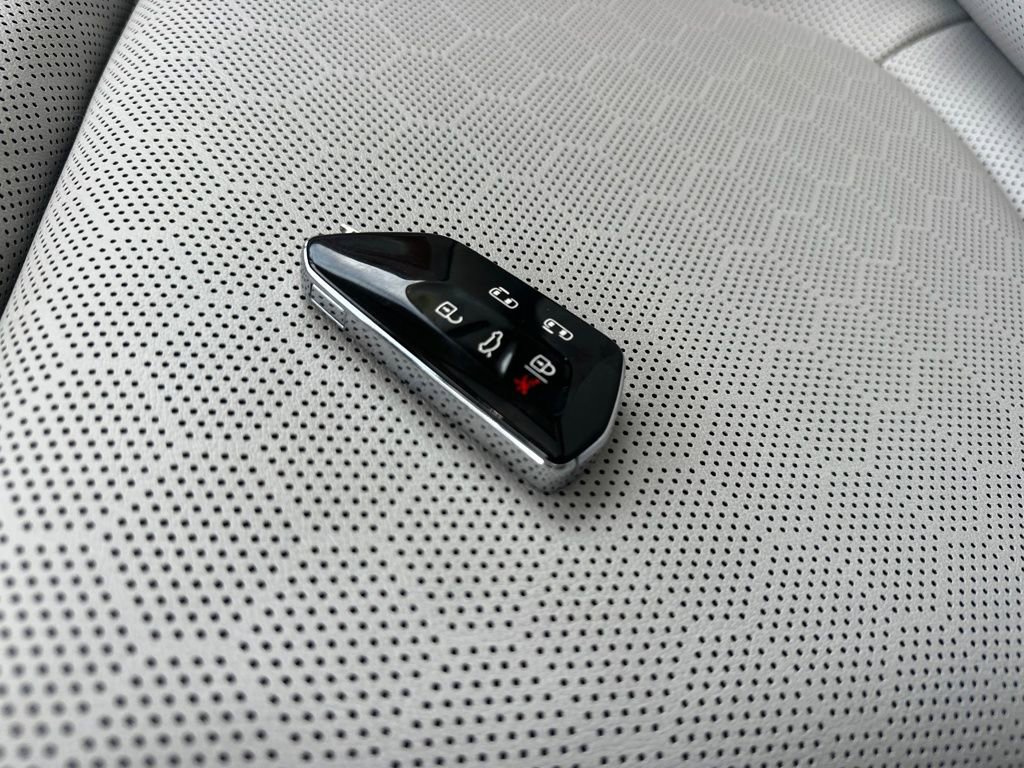 New 2025 Volkswagen ID. Buzz 1st Edition AWD/4WD image 31