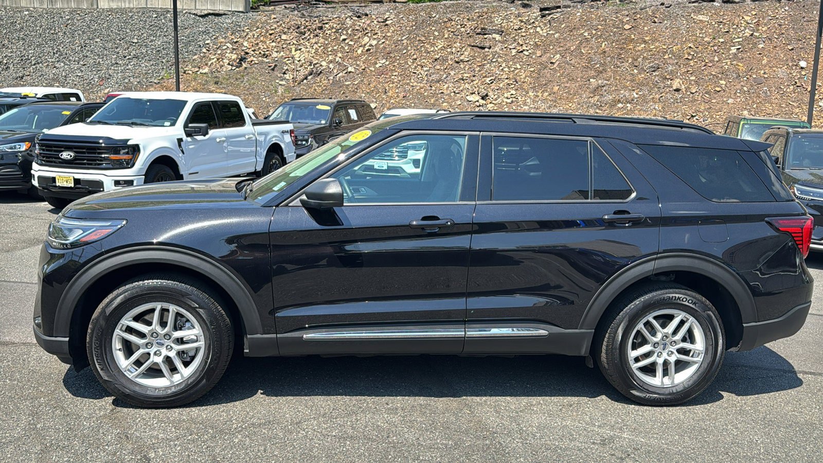 Used 2025 Ford Explorer Active AWD/4WD image 2