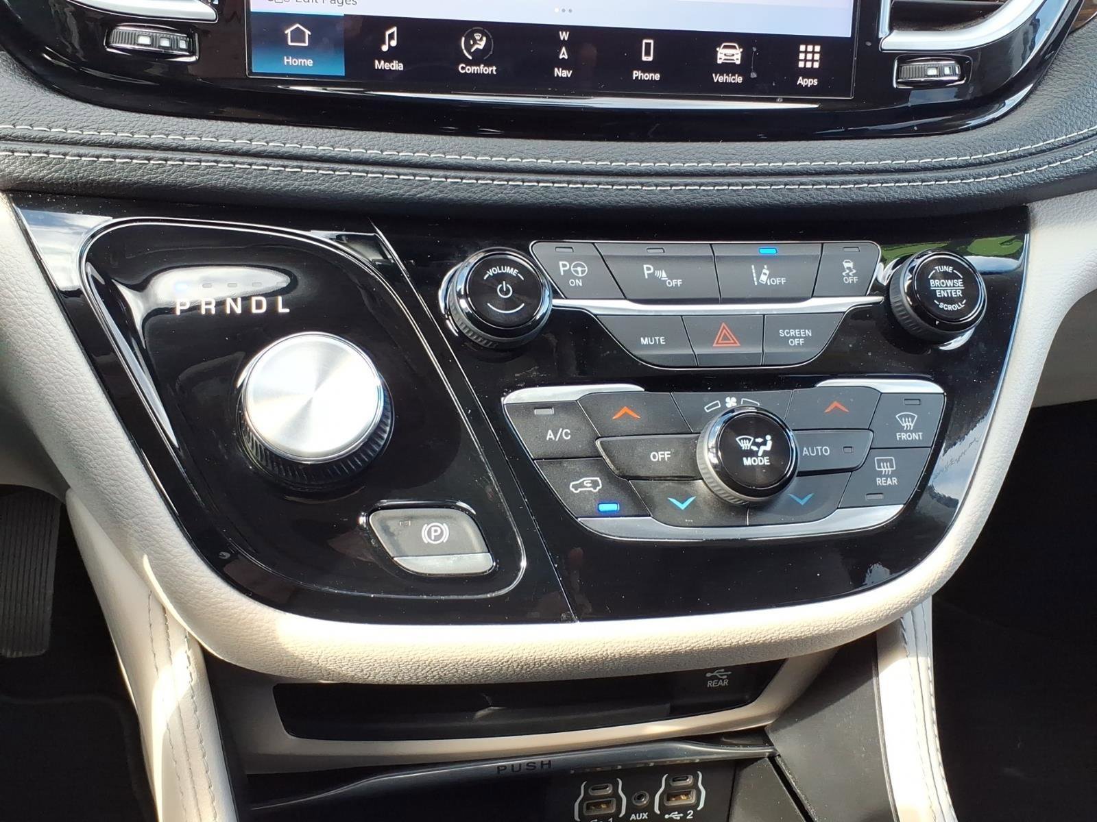 Used 2023 Chrysler Pacifica Limited w/ Uconnect Theater Family Group image 18