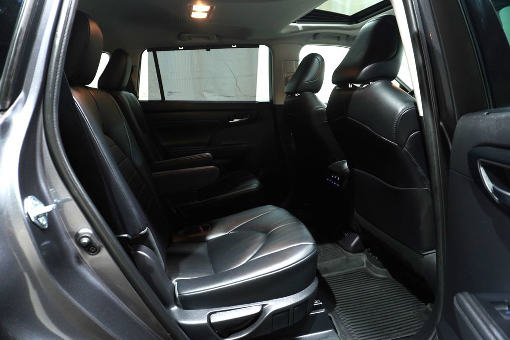 Used 2021 Toyota Highlander XLE AWD/4WD image 17