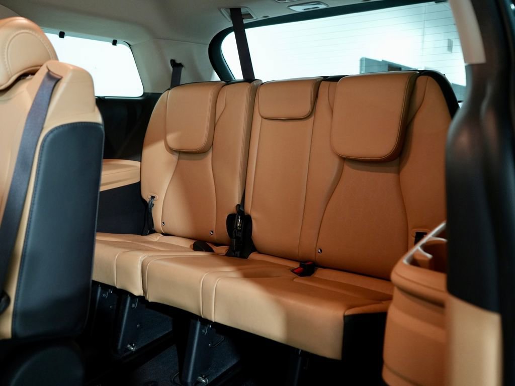 Used 2023 Kia Carnival EX image 29