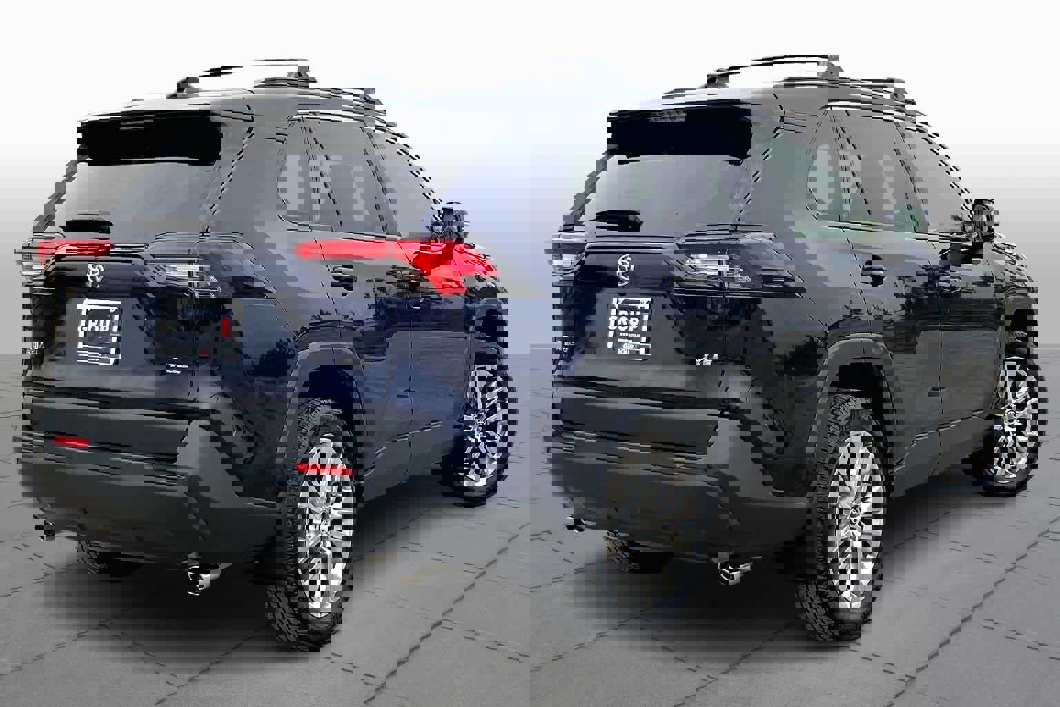 Used 2021 Toyota RAV4 XLE Premium image 12