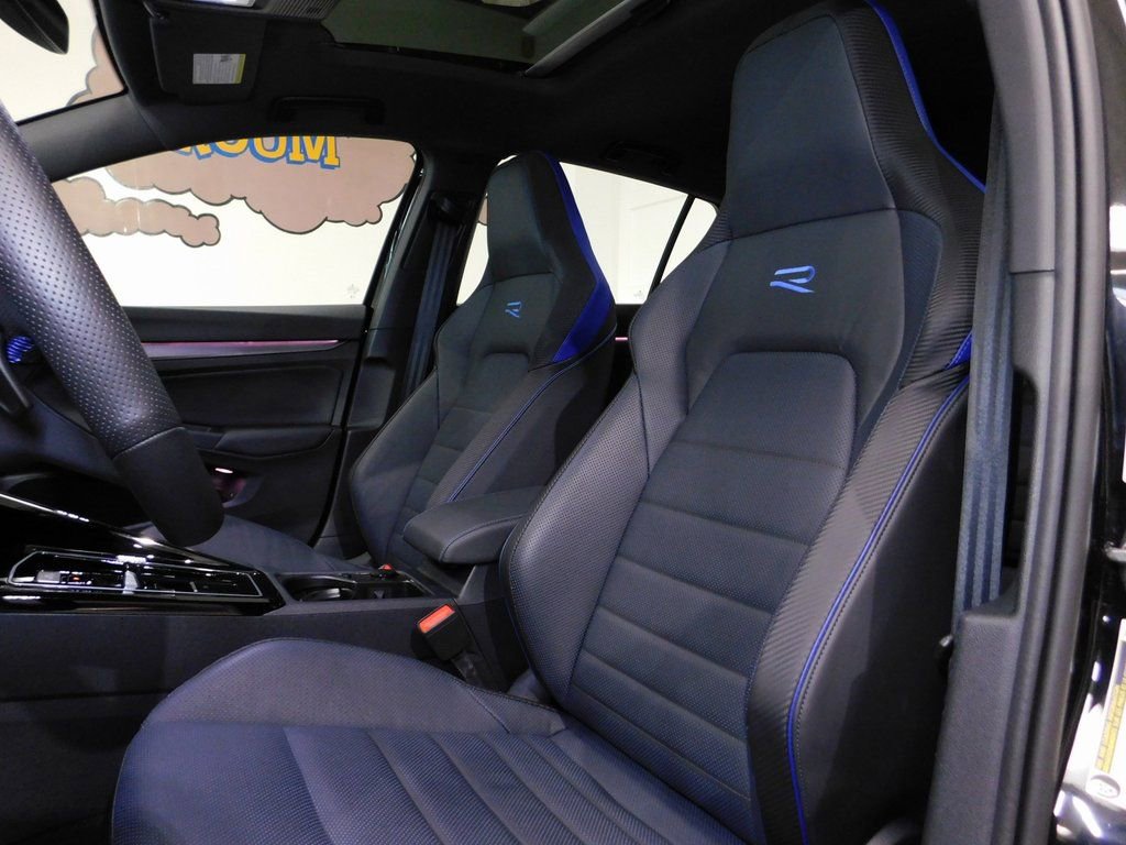 Used 2025 Volkswagen Golf 2.0T image 39