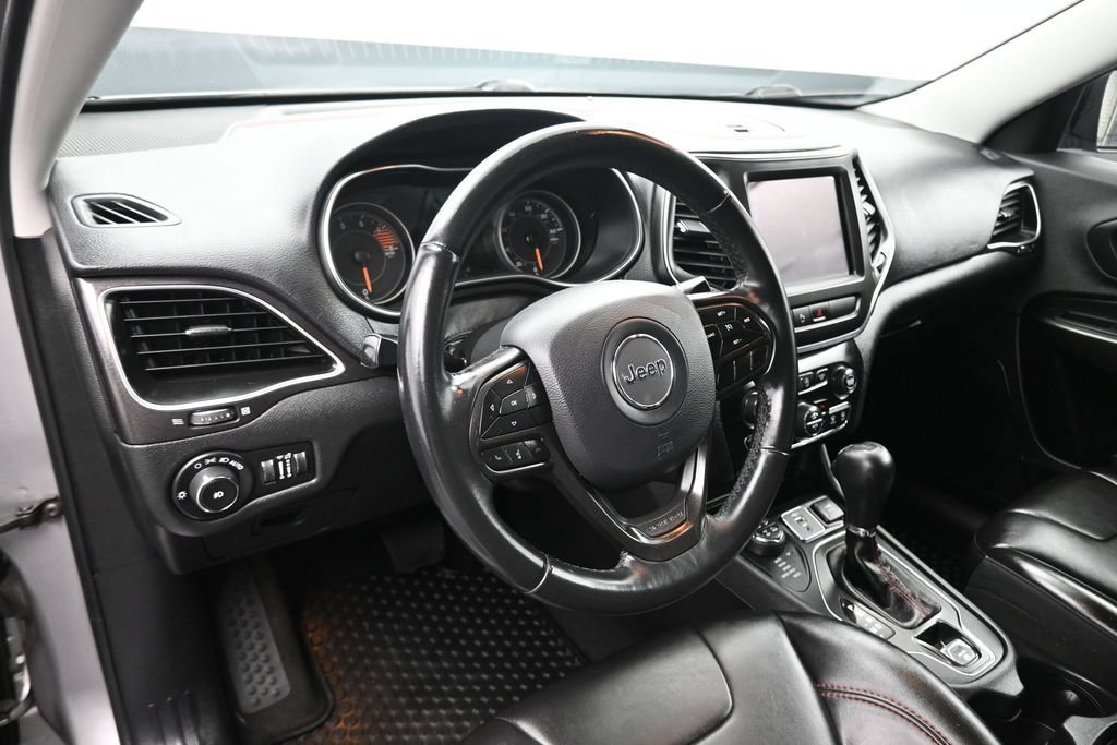 Used 2019 Jeep Cherokee Trailhawk AWD/4WD image 13