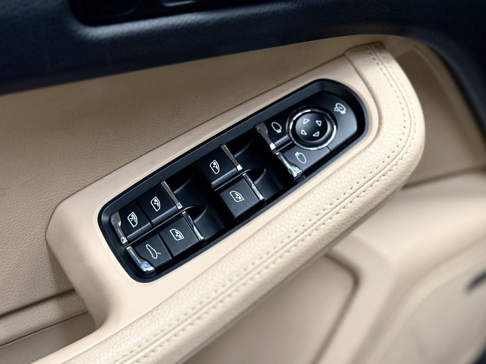 Used 2023 Porsche Macan Turbo AWD/4WD image 12