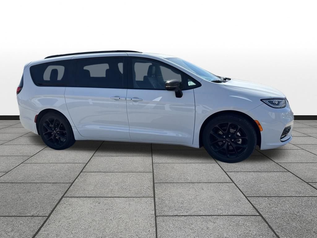 Used 2025 Chrysler Pacifica Limited image 4