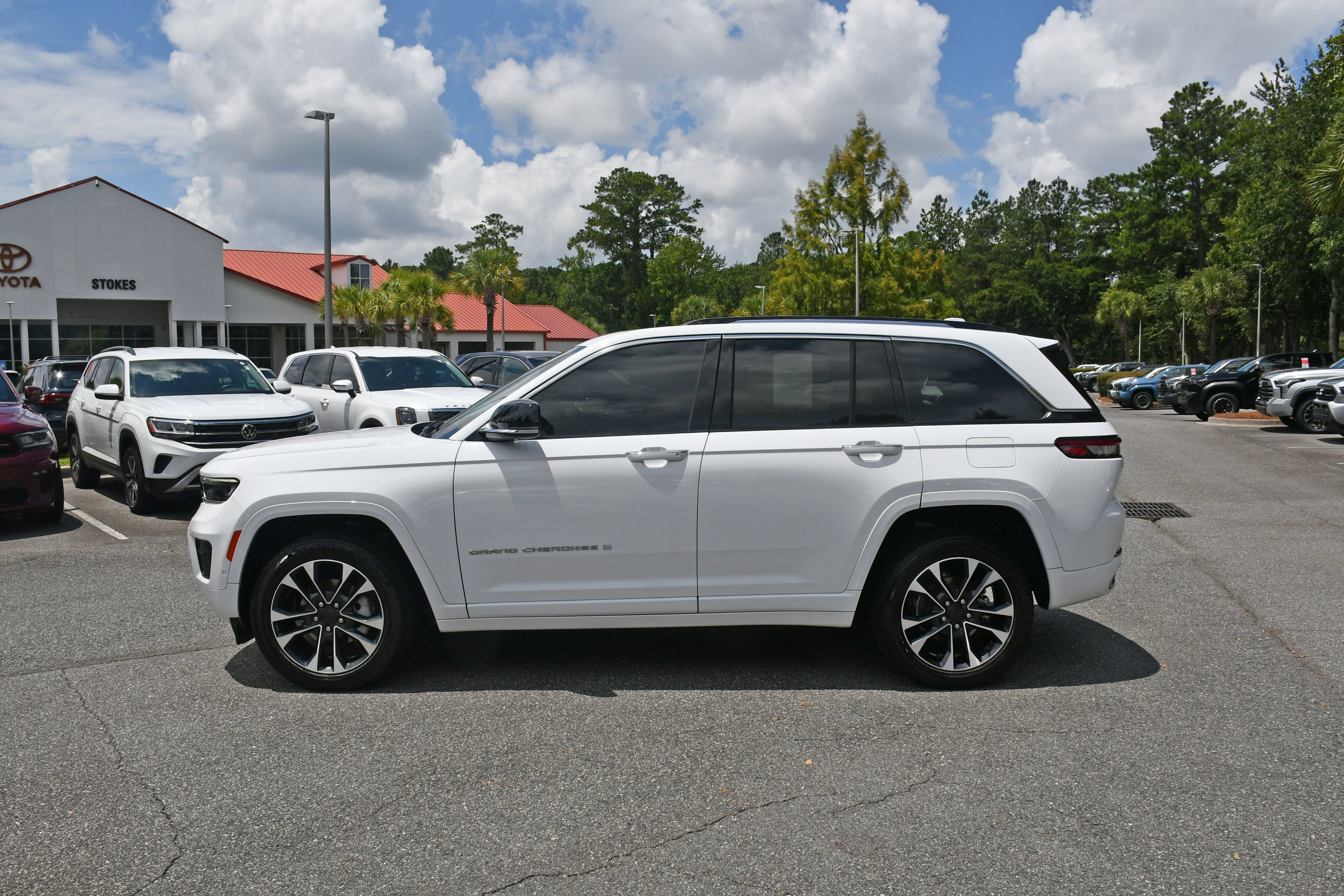 Used 2022 Jeep Grand Cherokee Overland w/ Luxury Tech Group IV RWD image 2