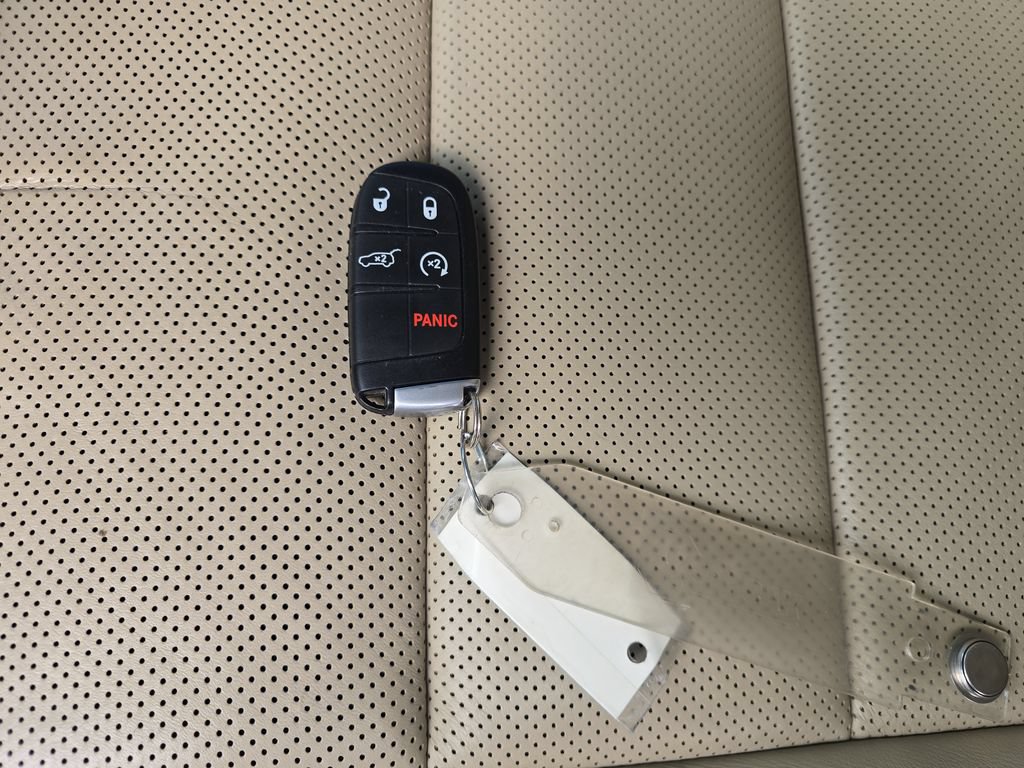 Used 2019 Jeep Grand Cherokee Overland AWD/4WD image 31