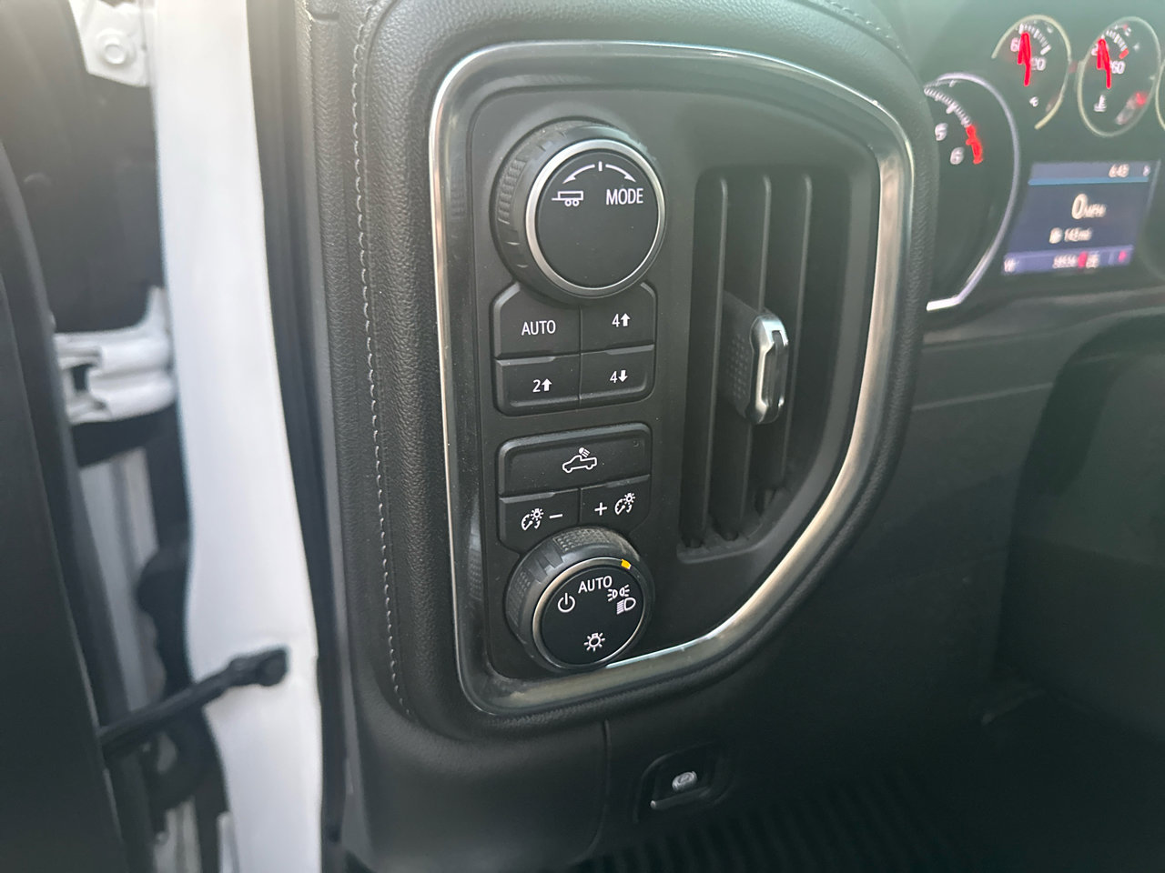 Used 2020 Chevrolet Silverado 1500 LT w/ All-Star Edition image 32