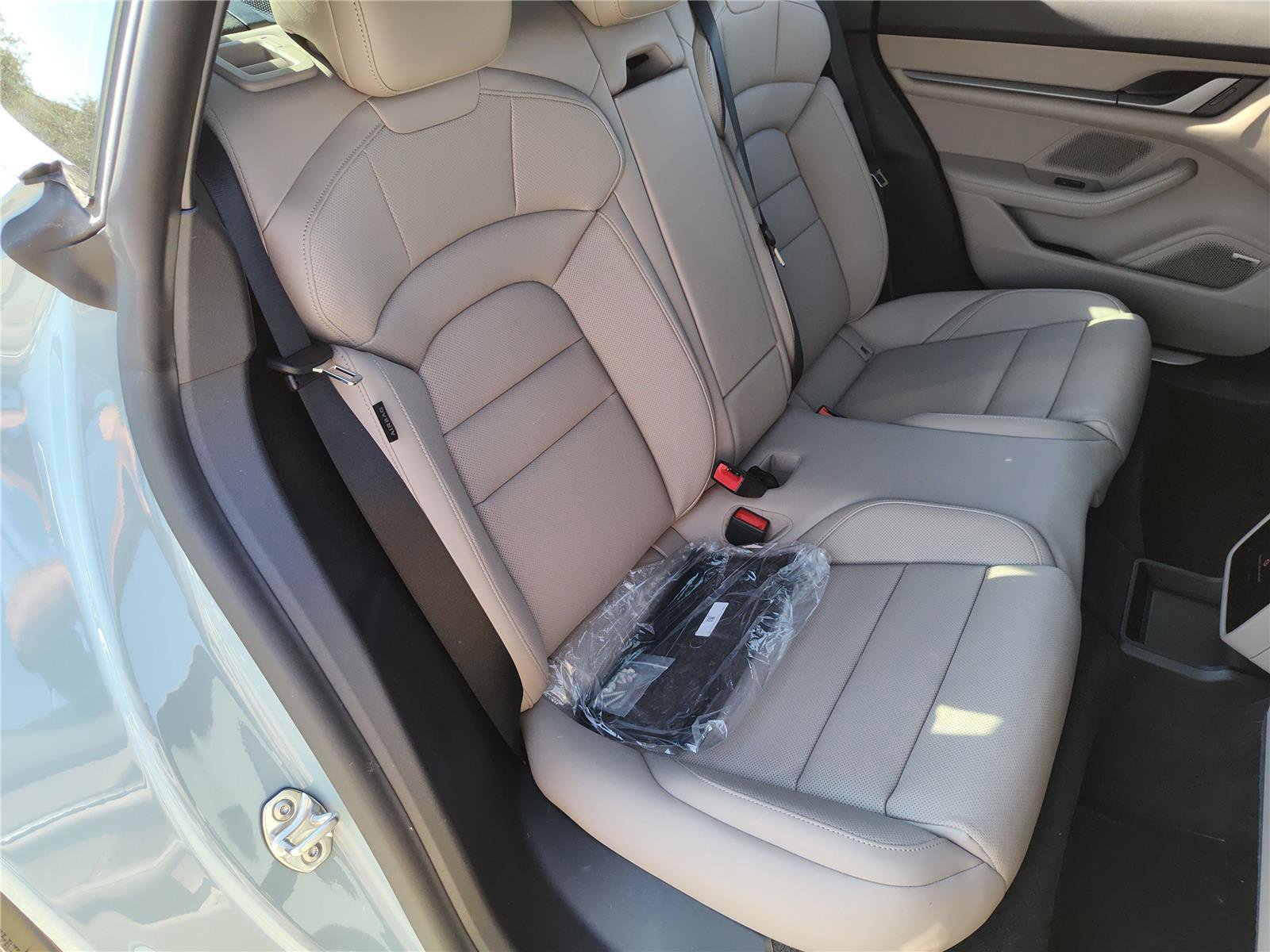 Used 2025 Porsche Taycan image 23