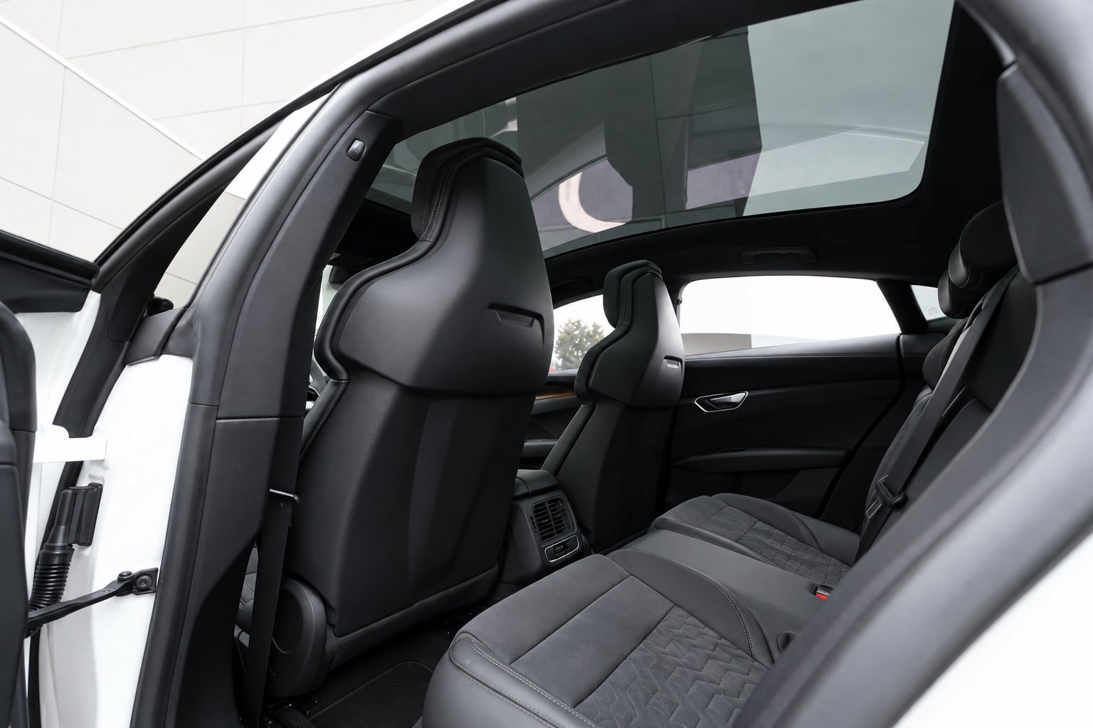 Used 2022 Audi e-tron GT Premium Plus AWD/4WD image 30