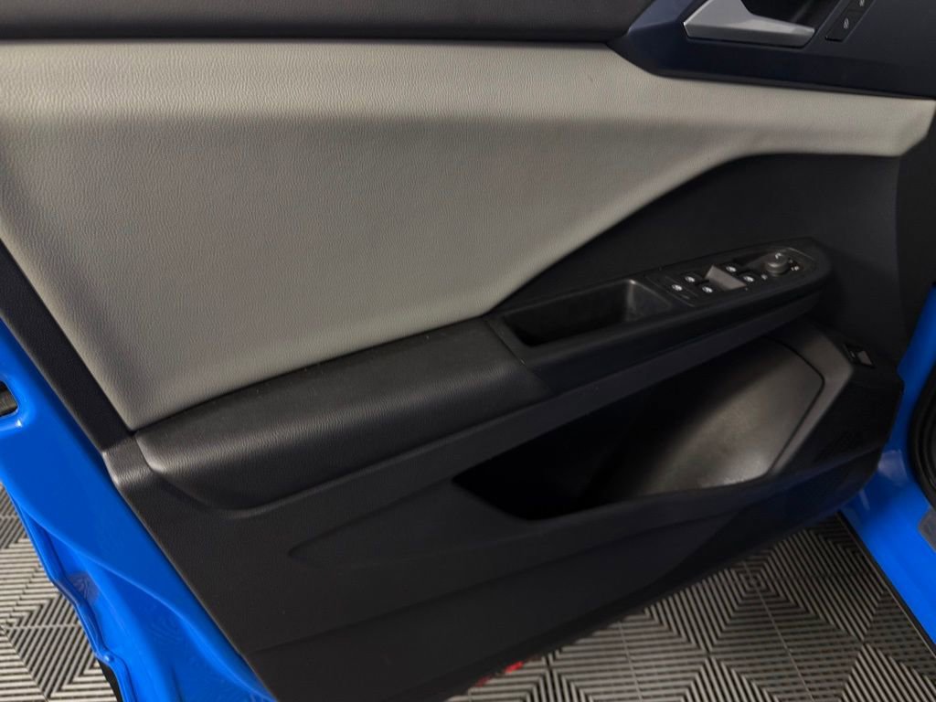 Used 2022 Volkswagen Taos SE w/ Panoramic Sunroof Package FWD image 24