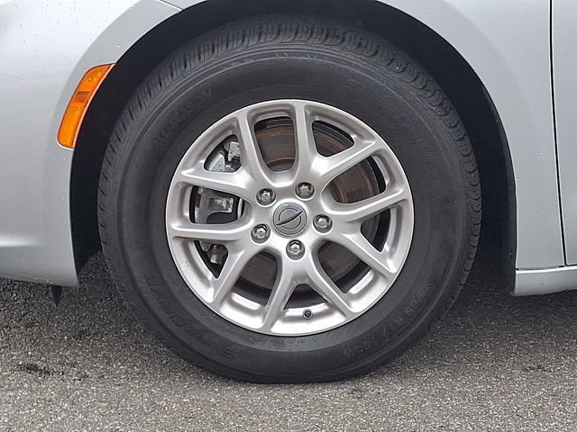 Used 2024 Chrysler Pacifica Touring-L FWD image 8