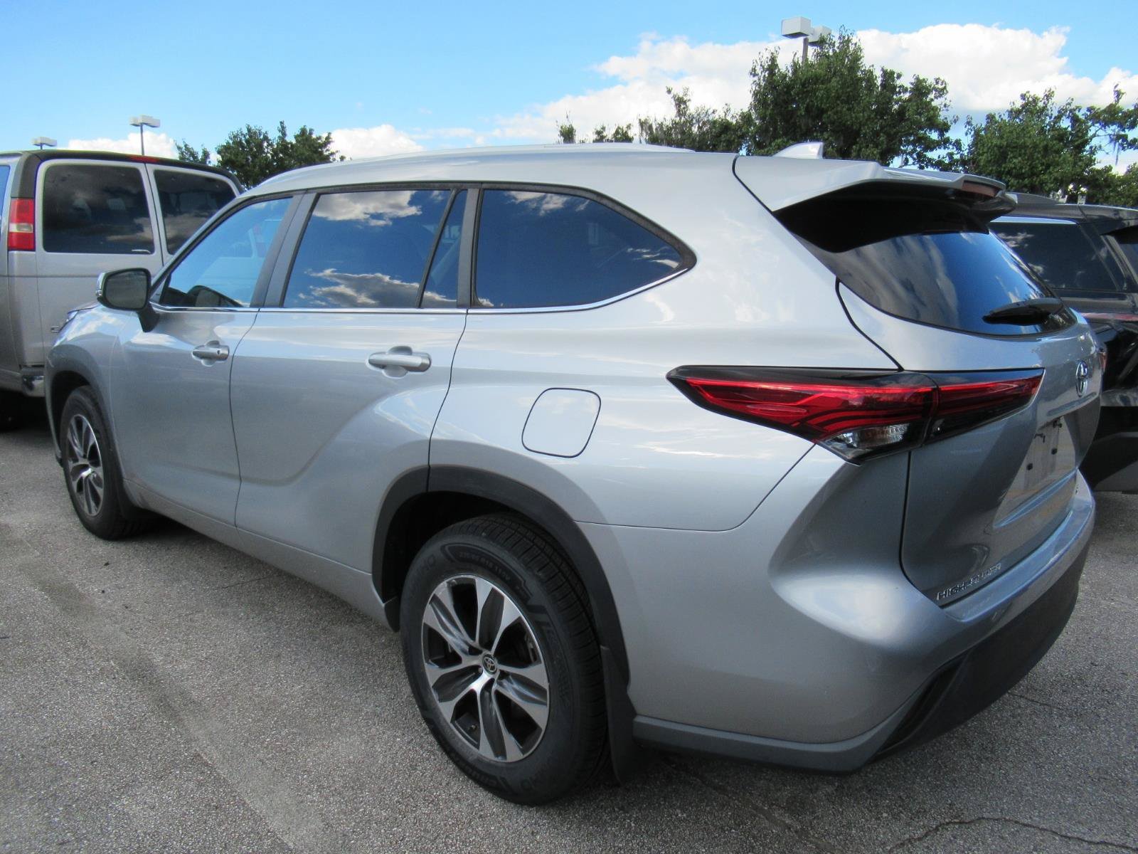 Used 2023 Toyota Highlander XLE FWD image 6