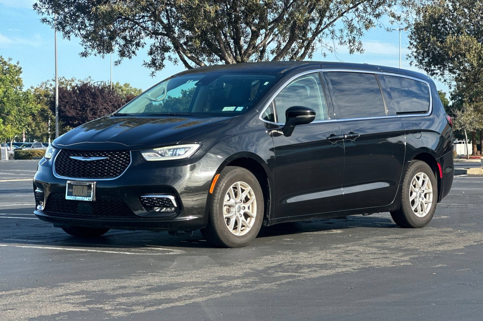 Used 2023 Chrysler Pacifica Touring-L FWD image 8