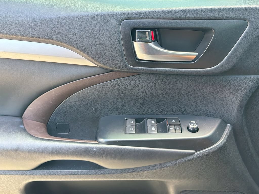Used 2019 Toyota Highlander XLE FWD image 29