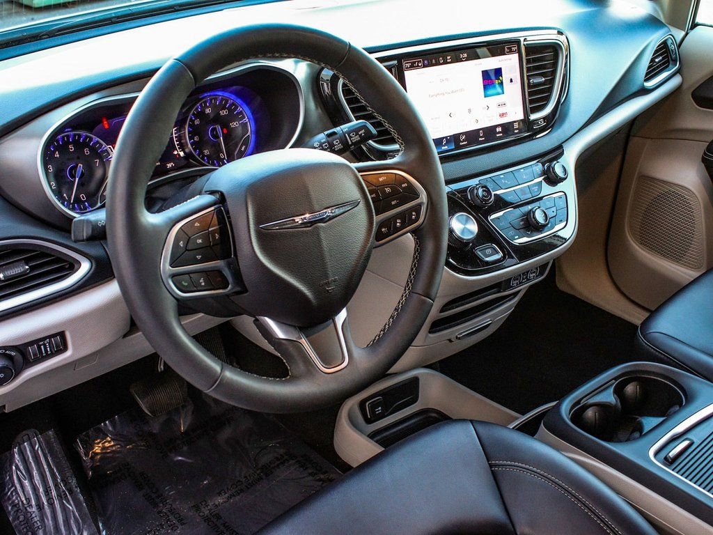 Used 2024 Chrysler Pacifica Touring-L image 13