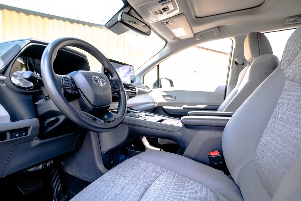 Used 2024 Toyota Sienna LE w/ LE Plus Package AWD/4WD image 5