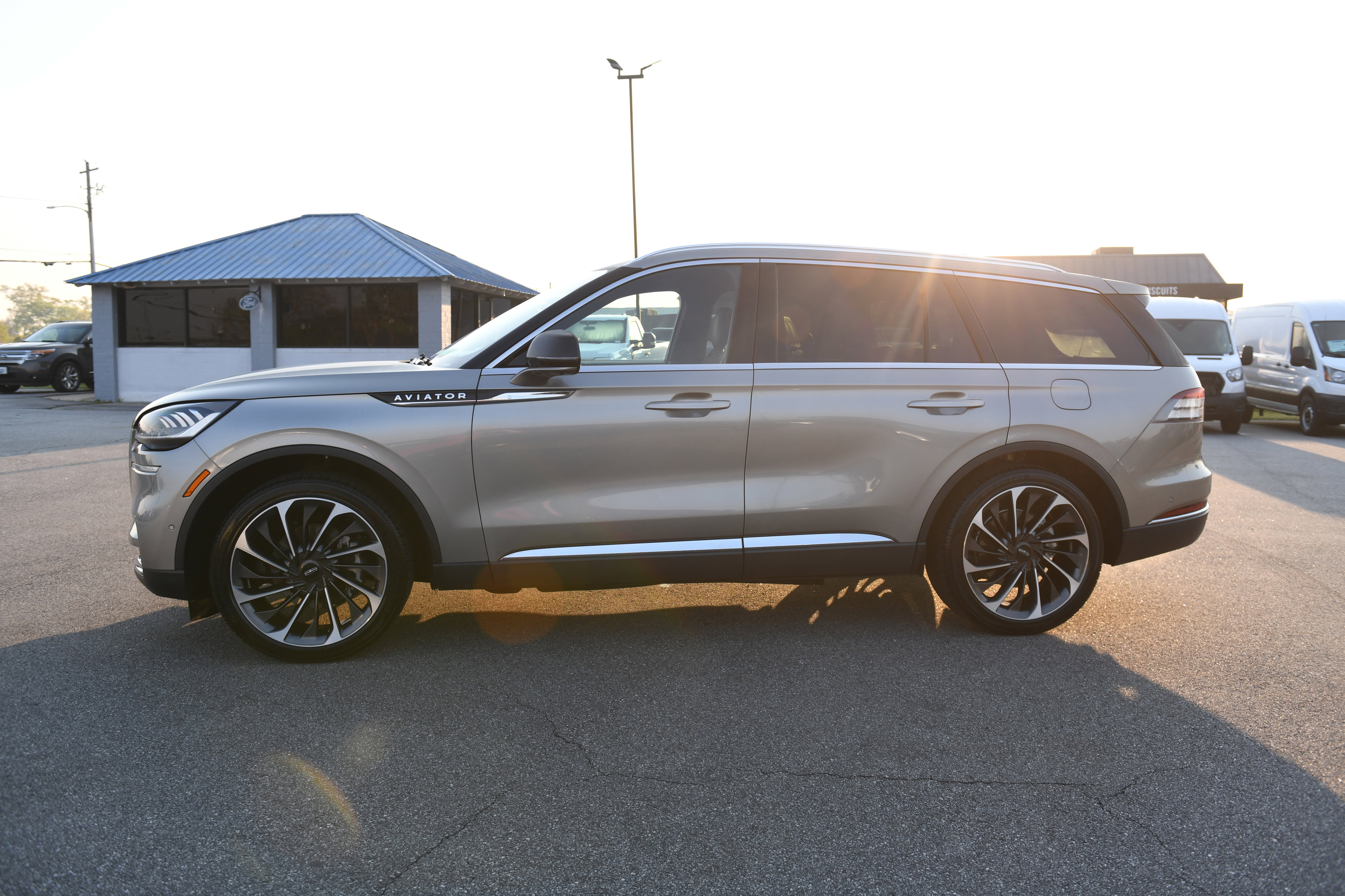 Used 2023 Lincoln Aviator Reserve w/ Equipment Group 201A image 9