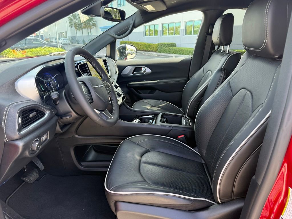 Used 2026 Chrysler Pacifica Limited image 20