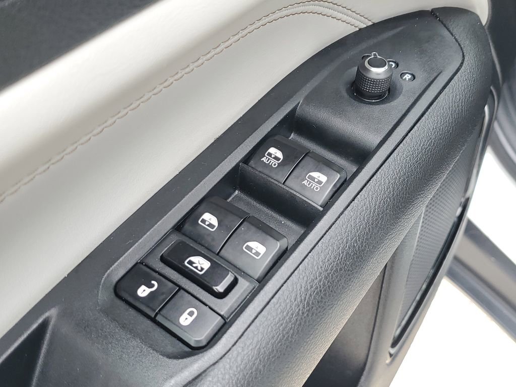 Used 2023 Jeep Compass Limited image 20