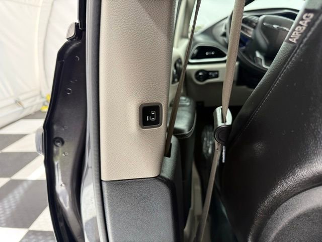 Used 2022 Chrysler Pacifica Touring-L image 9