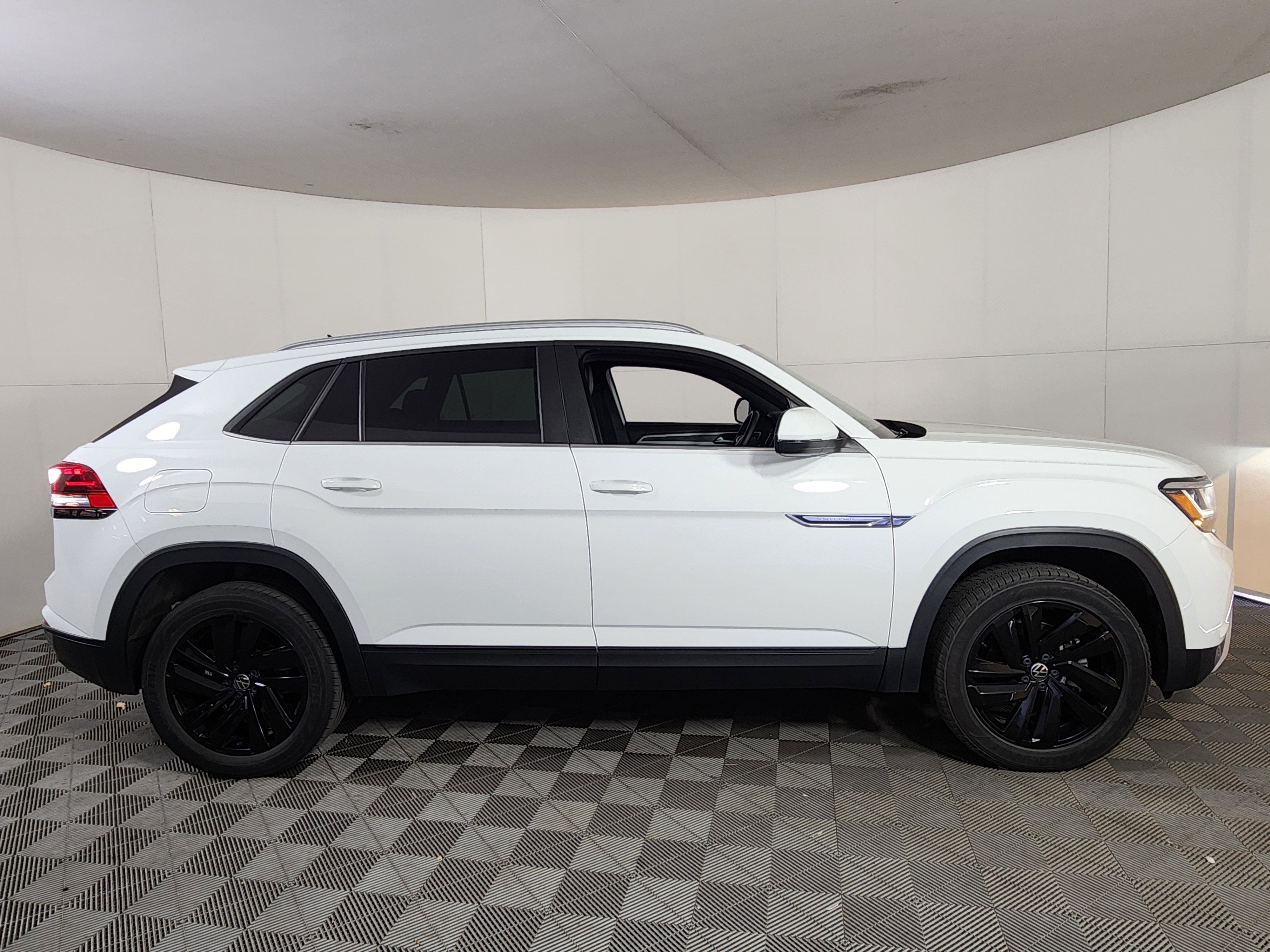 Used 2021 Volkswagen Atlas Cross Sport SE image 8