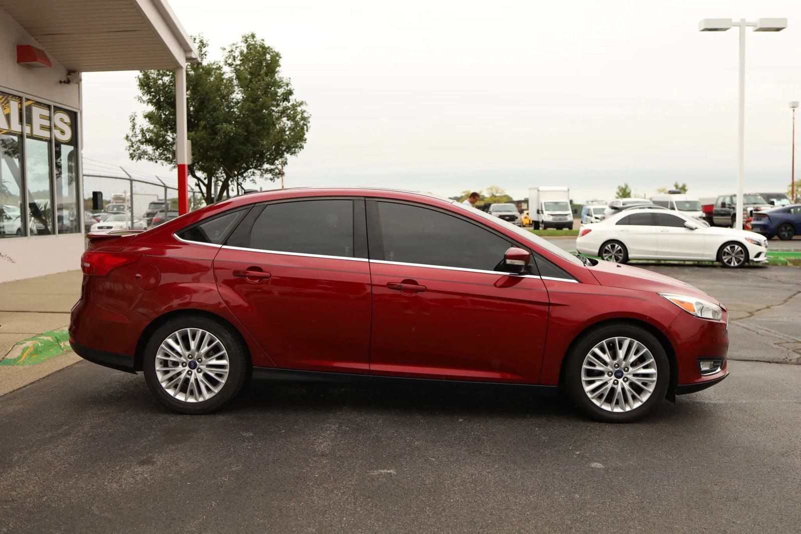 Used 2017 Ford Focus Titanium FWD image 4
