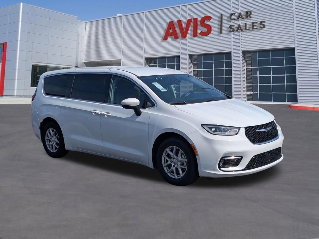 Used 2023 Chrysler Pacifica Touring-L image 3