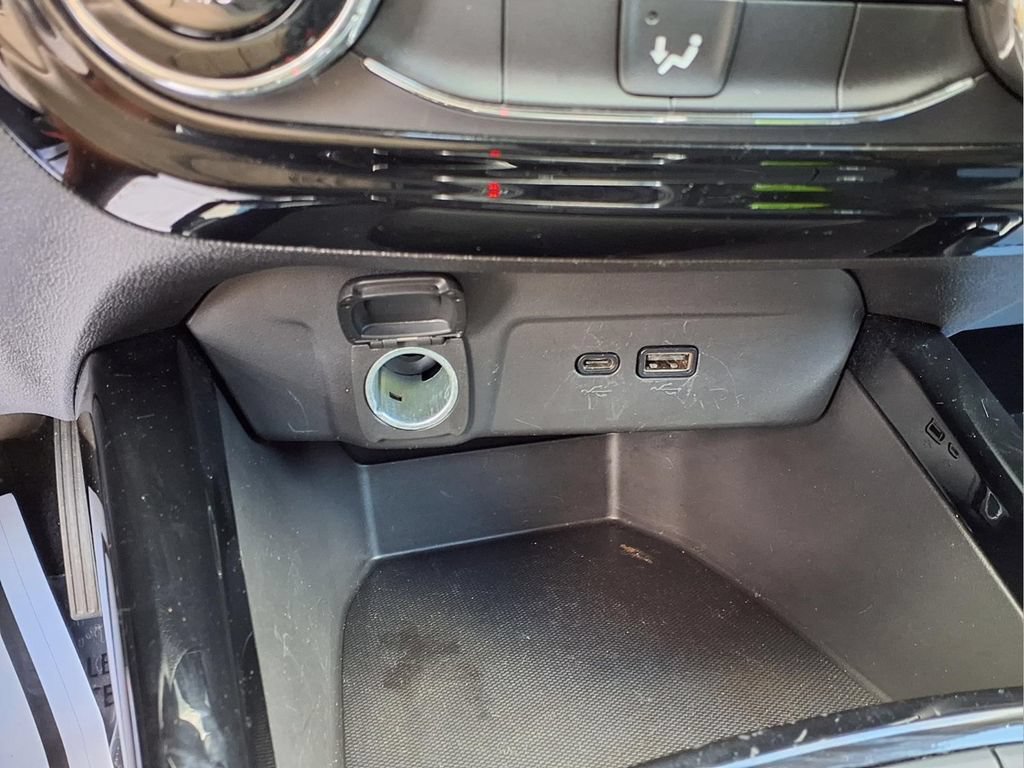 Used 2025 Chevrolet Trax LT FWD image 13