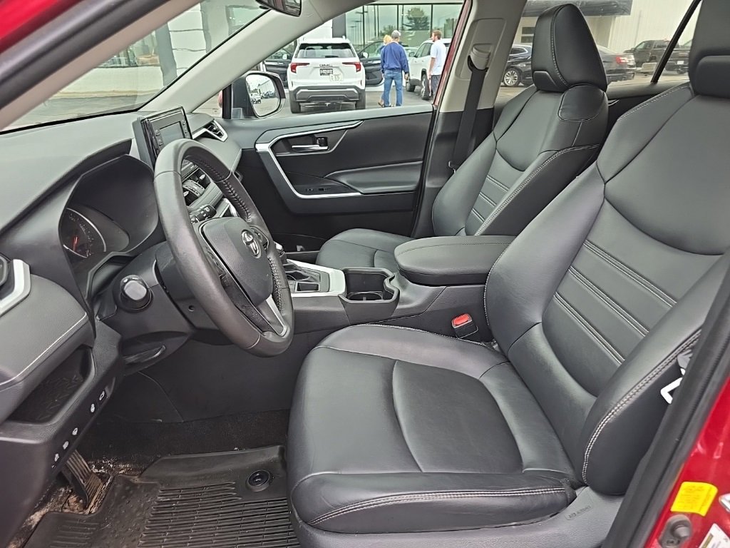 Used 2022 Toyota RAV4 XLE Premium image 13