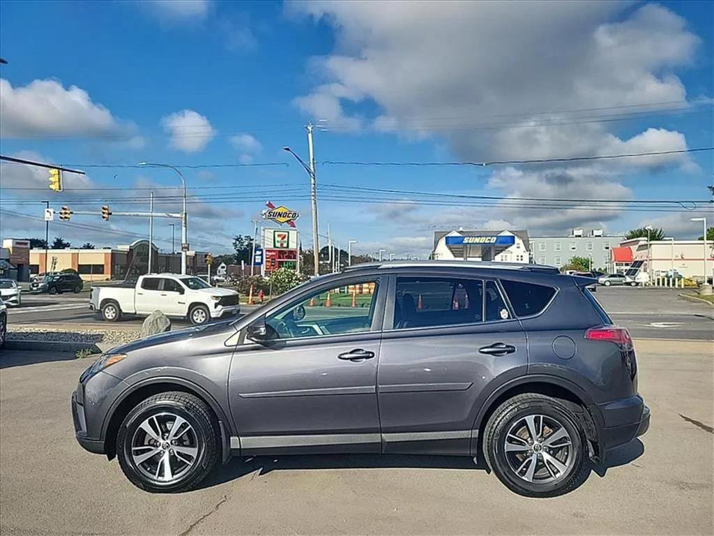 Used 2018 Toyota RAV4 XLE w/ Plus Extra Value Package AWD/4WD image 2