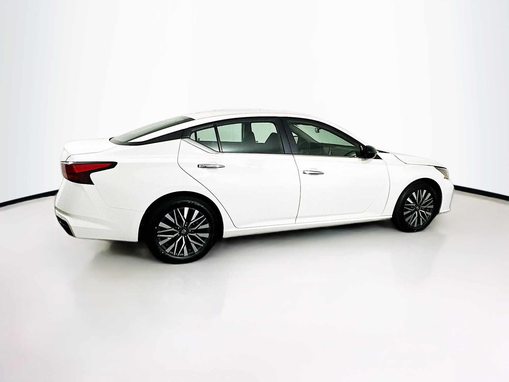 Used 2025 Nissan Altima 2.5 SV FWD image 10
