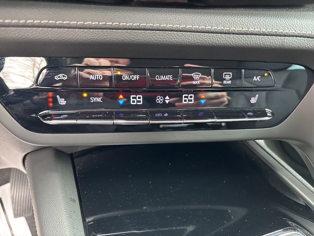 Used 2023 Buick Envision Essence AWD/4WD image 32