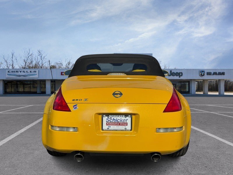 Used 2005 Nissan 350Z Touring RWD image 3