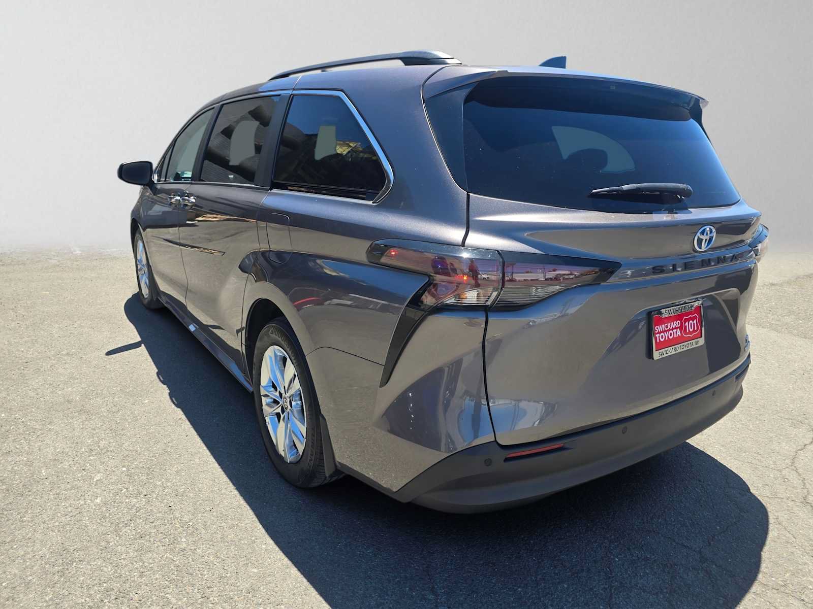 Used 2023 Toyota Sienna XLE w/ XLE Plus Package FWD image 5