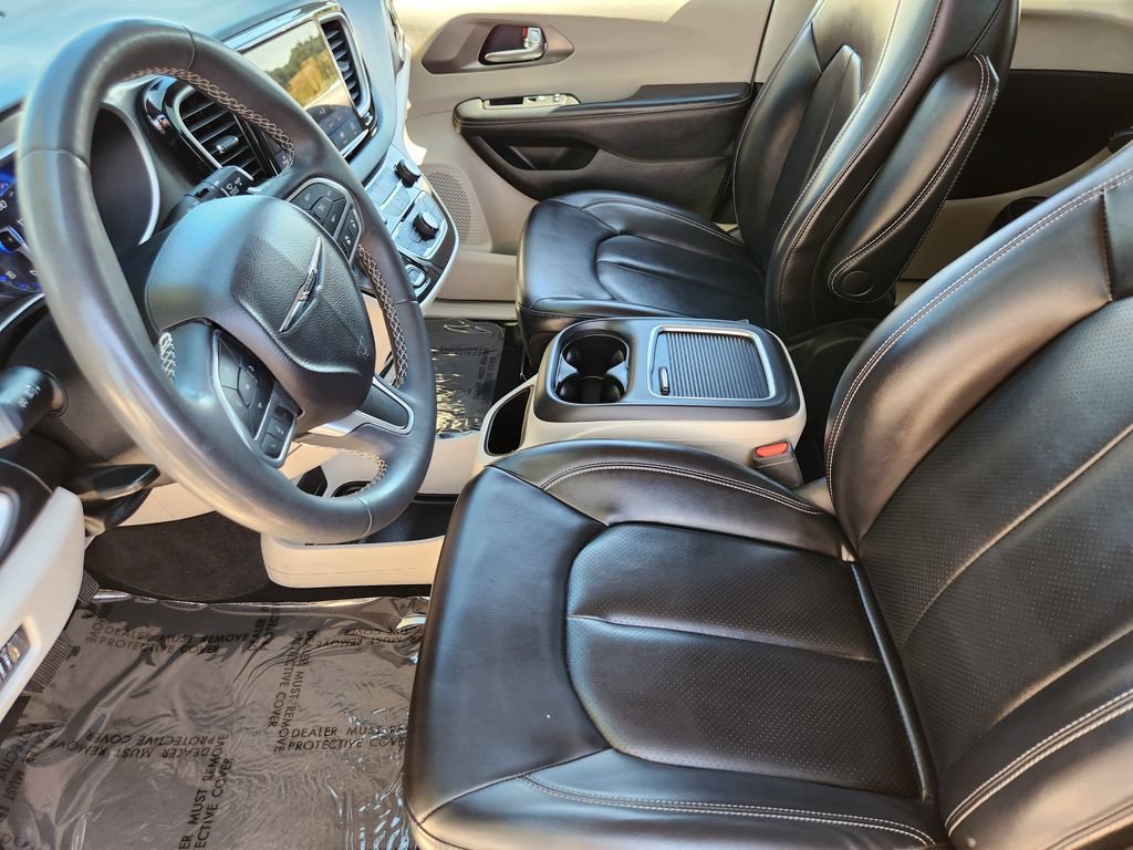 Used 2023 Chrysler Pacifica Touring-L FWD image 4