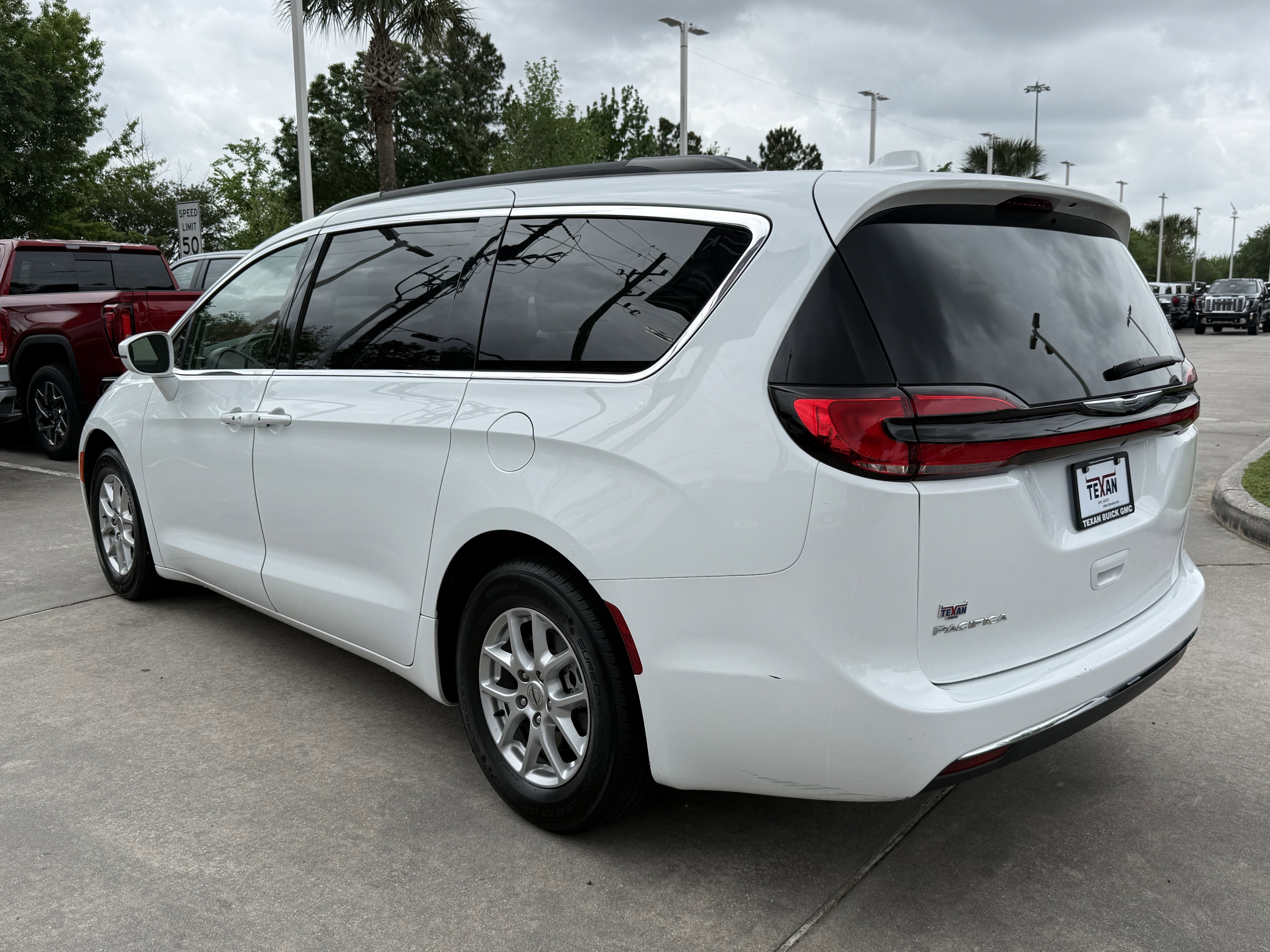 Used 2022 Chrysler Pacifica Touring-L image 7